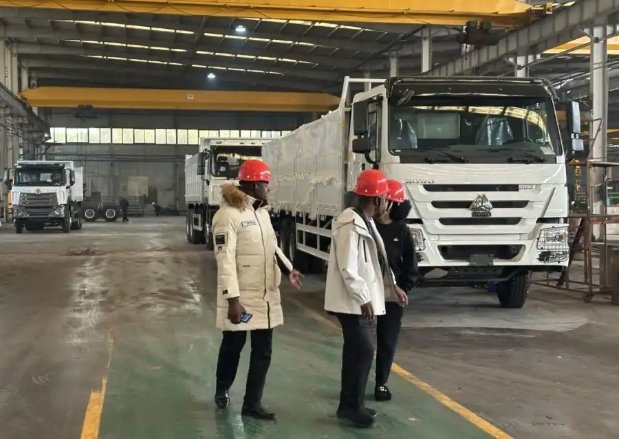 Customers visit our production line and finished trucks.jpg?x-oss-process=style/yasuo