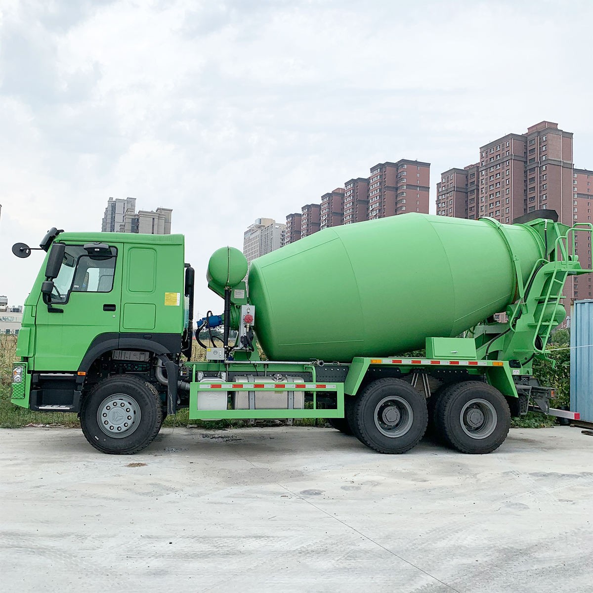 SINOTRUK HOWO 10 CBM Concrete Mixer Truck - Heavy Duty Cement Mixer
