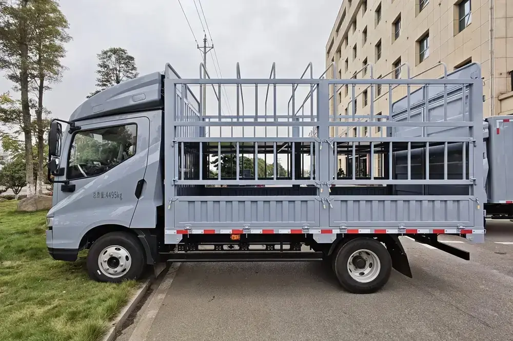 BYD T5 4x2 stake light truck