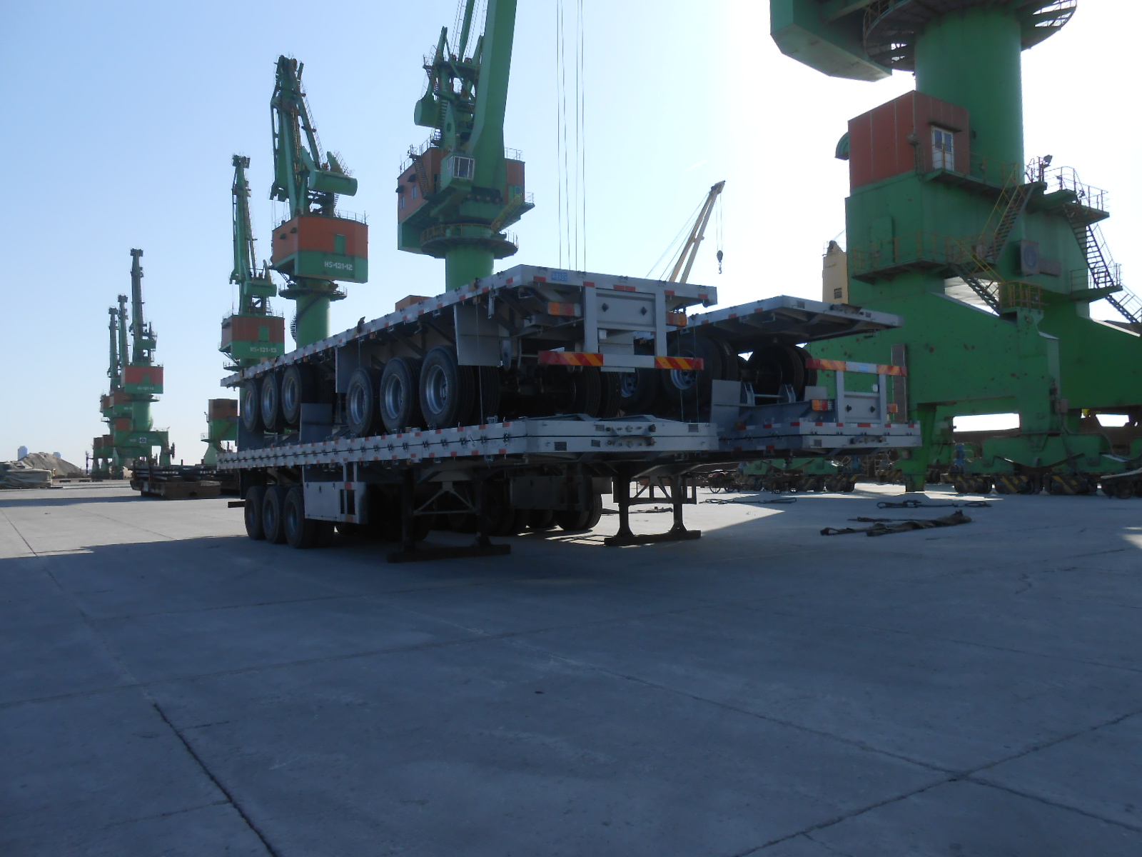 flatbed semi trailer.jpg flatbed semi trailer.jpg